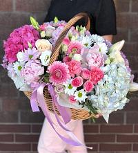 Композиция солнечный день в Айхале Цветочная композиция из Розы, Хризантемы, Пионы и Лизиантусы в корзине в Айхале